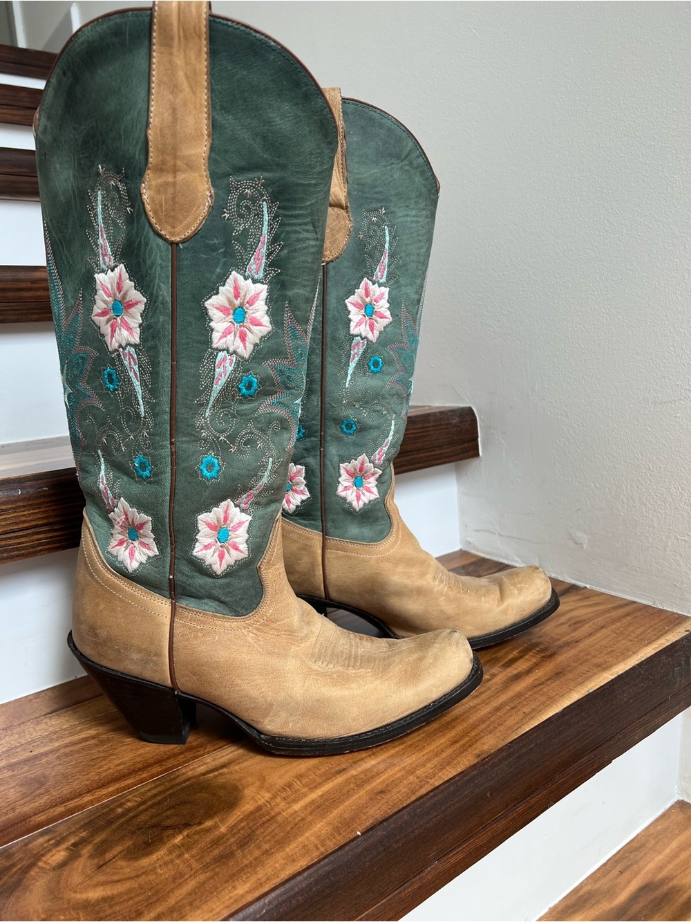 Women's Embroidered Two-Tone Heeled Cowboy Boots - Green & Tan